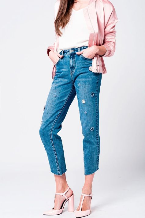 Light wash denim high waist pants with asymmetric and stepped hem and star embroidery. Product Specifications  80% Cotton 18% Polyester 2% Rayon. Model is wearing size S.  Model is: 87-61-89 Height: 1'80m. Runs true to size. Regular Fit. Style Nº: 33423110. Please allow 7 business days to process order in addition to s Mom's Jeans, Minimalist Winter Wardrobe, Jean Mom, Embroidered Stars, Stylish Mom, Minimalist Dresses, Jeans Mom, High Waist Pants, Winter Tops