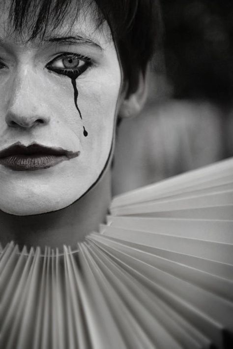 tears and fragility Pierrot Clown, Dark Circus, Send In The Clowns, Night Circus, Circus Performers, Pantomime, Clown Makeup, Vintage Circus, Black And White Photographs