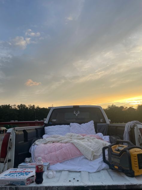 Drive In Movie Proposal, Drive In Truck Bed Ideas, Back Of Truck Movie Night, Drive In Theater Car Set Up, Truck Bed Drive In Movie, Truck Bed Sleepover, Pickup Bed Date Night, Stargazing Date Truck, At Home Drive In Movie Nights