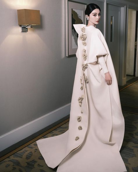 Fan Bingbing, Best Winter Outfits, Fancy Gowns, Asian Film, Stephane Rolland, Dream Wedding Ideas Dresses, Couture Details, Midi Skirts, Abayas Fashion