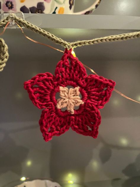 Diy Crochet Garland, Crochet Flower Garland, Crochet Christmas Garland, Bunting Pattern, Crochet Bunting, Crochet Garland, Crochet Classes, Crochet Xmas, Crochet Christmas Decorations