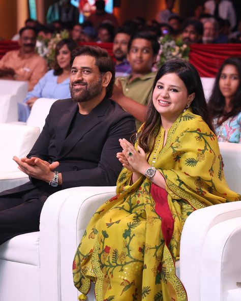 Ms Dhoni And Sakshi, Dhoni And Sakshi, Sakshi Dhoni, Ms Dhoni Wife, Mahendra Singh Dhoni, Dhoni Photos, Image King, Laughing Out Loud, Bad Words