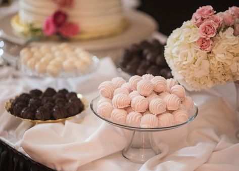 Wedding Cake Balls Display, Truffle Display, Cake Ball Display Ideas, Donut Holes Display, Wedding Cake Balls, Cheesecake Balls, Wedding Cheesecake, Boho Wedding Cake, Oreo Balls