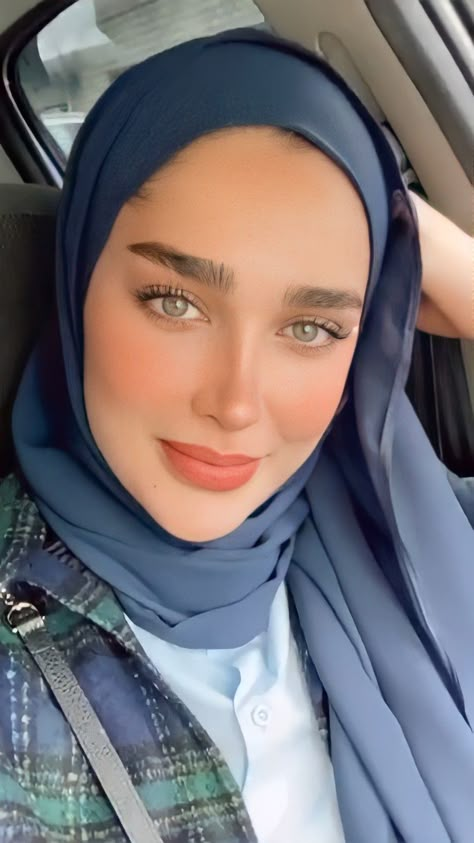 Back To School Makeup, Iranian Beauty, Long Skirt Fashion, Long Face, Arab Beauty, Self Portrait Photography, Long Faces, Hijabi Girl, Say Anything