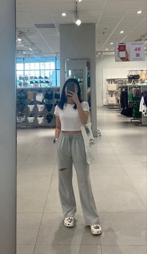 College Outfits Inspo Summer, Crocs For Women Outfit, Thick Calves Outfit, Fit Check Insta Story, Crocs Style Outfits, Outfit Ideas With Crocs, Outfit With Crocs, Casual Basic Outfits, Outfits To Wear With Crocs