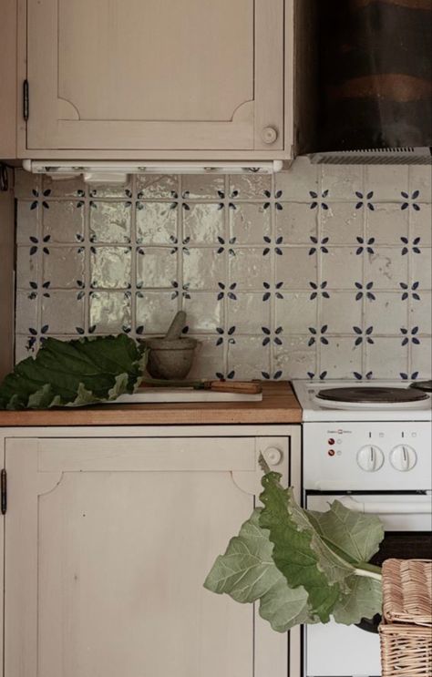 Cottagecore Kitchen Tiles, Pretty Tile Backsplash Kitchen, Cottage Kitchen Tiles Backsplash Ideas, Cottage Tile Backsplash, Cozy Kitchen Backsplash, English Cottage Kitchen Backsplash, Accent Backsplash Kitchen, Cottage Core Kitchen Backsplash, Cottage Core Backsplash