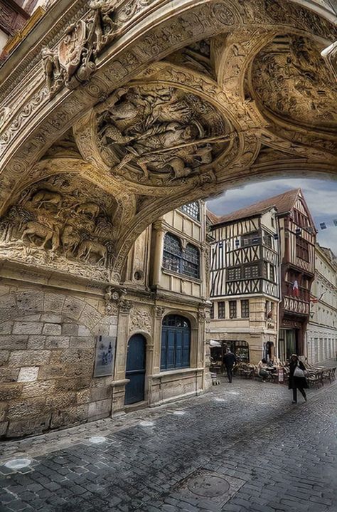 A Beautiful Bridge And Street In Rouen-Normandy-France Rouen France, Living Modern, Normandy France, Medieval Times, Beaux Villages, Limousin, Bora Bora, Beautiful Architecture, Beautiful Buildings