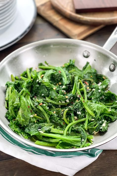 If you've never tried this veggie, you've got to give this simple preparation of garlicky sautéed mustard greens a try. #mustardgreens #greens #veggie #sidedish via @cookthestory Curly Mustard Greens Recipes, Sauteed Mustard Greens, Recipes With Mustard Greens, Mustard Greens Recipe Healthy, Mustard Greens Recipe Southern, Mustard Greens Recipe, Alkaline Meals, Greens Recipes, Quinoa Salads