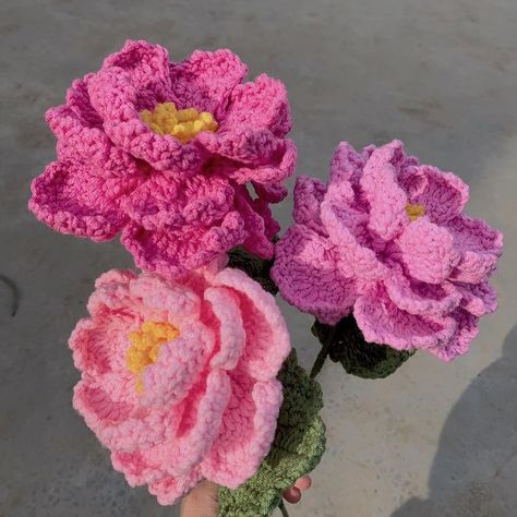 Peonies Crochet, Crochet Peonies, Crochet Peony, Diy Fall Ideas, Crochet Flowers Easy, Pretty Crochet, Ribbon Crafts Diy, Crochet Bouquet, Crochet Home Decor