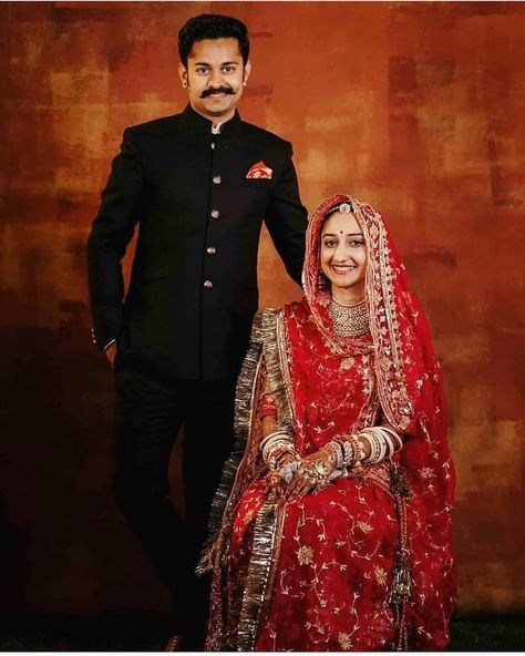 Couple Poses Rajputi, Banna Baisa Pic, Rajputi Wedding Couple Poses, Rajputi Couple Photoshoot, Rajasthani Couple Photography, Rajput Groom, Rajputi Pose, Rajput Bride, Royal Photoshoot