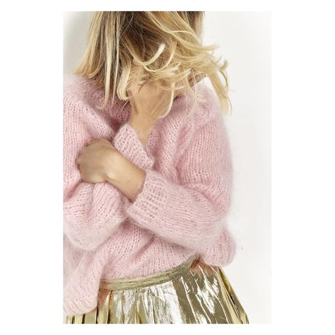 429 mentions J’aime, 21 commentaires - J'♡ MON PULL (@katiasanchezparis) sur Instagram : "On a tellement envie d'être enveloppée de rose comme ça non ? Un gros pull, une jupe dorée vintage,…" Revealing Outfit, Pull Mohair, Charlotte Rose, Outfit Inspo Casual, Super Chunky, Fuzzy Sweater, Outfit Inspo Fall, Outfits Aesthetic, Sustainable Fashion