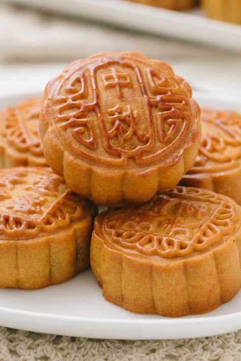 What is Mooncake and 15 Easy Mooncake Recipes Mooncakes Aesthetic, Durian Mooncake, Savory Mooncake, Easy Mooncake, Dango Aesthetic, Easy Mooncake Recipe, Foreign Desserts, Chinese Pastry, Chinese Moon Cake