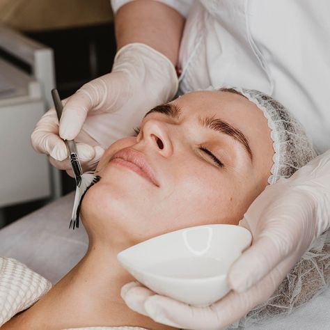 Chemical peels are versatile treatments, but can they help alleviate skin dryness? Here's how face peel for dry skin works - and which is the best! Skin Bar, Peeling Facial, Aesthetic Dermatology, Face Peel, Light Therapy Mask, Natural Skincare Brands, Cosmetic Dermatology, Skin Care Face Mask, Facial Peel