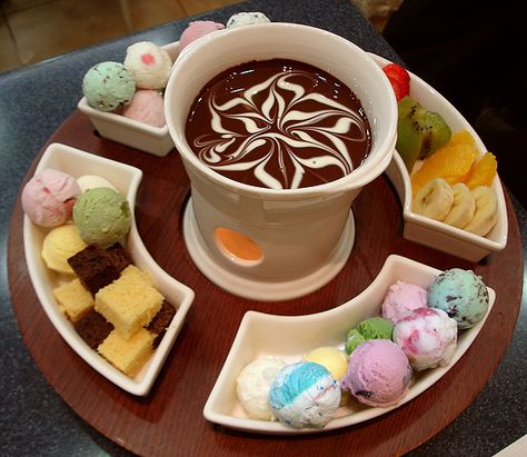 Ice Cream Ball Fondue Fondue Party, Desain Pantry, Fondue Recipes, I Scream For Ice Cream, Ice Cream Party, Ice Creams, Food Humor, Frozen Treats, Yummy Desserts