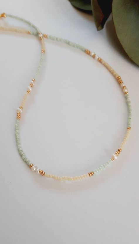 Pearl Beaded Necklace Designs, Random Beaded Necklace, Bead Seed Necklace, Necklaces Seed Beads, Tiny Beads Necklace, Choker Bead Necklace, Green Bead Jewelry, Pearl Seed Bead Necklace, Bead Choker Diy