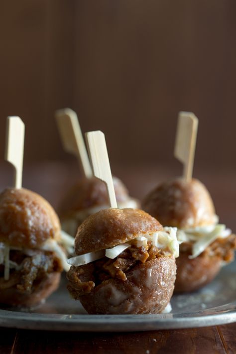 maple pork donut sliders - Jelly Toast Spud Bar, Maple Pork, Jelly Toast, Poolside Snacks, Hot Appetizers, Mini Bites, Culinary Art, Slider Recipes, Drink Station