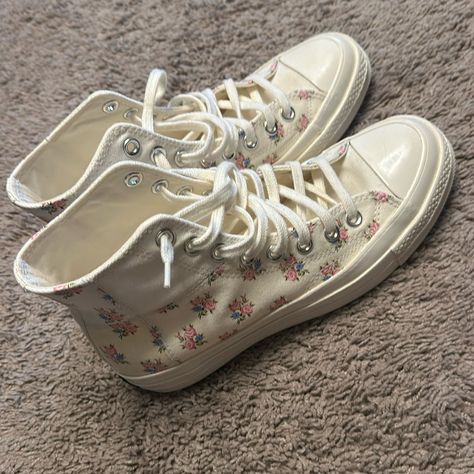 Never Worn Converse Chuck 70s Patchwork Floral Gran Craft Size 8.5 Converse Cream, Converse Chuck 70s, 70s Patchwork, Cute Converse Shoes, Chuck 70s, Worn Converse, Embroidered Converse, Cute Converse, Shoes Converse