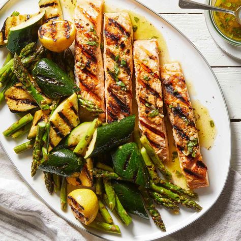 This grilled salmon recipe paired with grilled vegetables and a charred lemon vinaigrette captures the flavor of summer with smoky flavor from the grill. Salmon Vegetables, Lemon Garlic Pasta, Grilled Salmon Recipes, Dinners To Make, Salmon Dinner, Dinner Plan, Roasted Salmon, Grilled Salmon, Spring Recipes