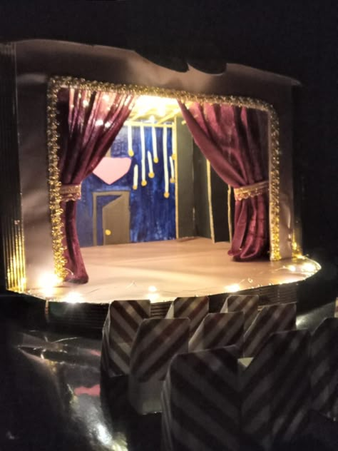 Maqueta de un pequeño escenario de teatro , de cartón, con luces ✨ Diy Stage, Mini Stage, Stage Theater, Theatre Scene, Happy Birthday Love Quotes, Stage Set Design, Theatre Stage, Happy Birthday Love, Bar Interior