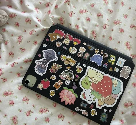 Decorated Chromebook, Decorate Ipad Case, Ipad Decorations, Ipad Case Stickers, Ipad Customization, Diy Cases, Apple Ecosystem, Sticker Deco, Laptop Decoration