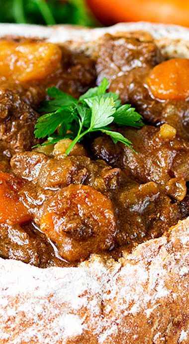 Beef Stew served in a bread bowl - a deliciously hearty stew that starts out in a crockpot Bread Bowl Soup, Bunny Chow, Medieval Recipes, Vegetarian Curry, Rabbit Food, Hearty Stews, Chicken Stew, Bread Bowls, Bread Basket