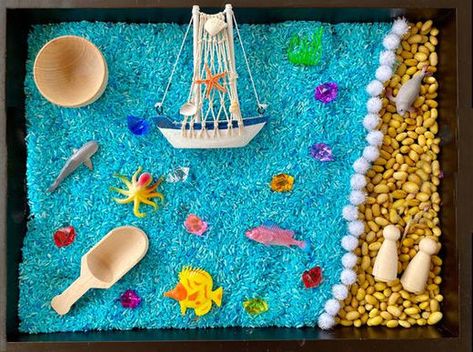 Passo a passo para criar sua Caixa Sensorial Fundo do Mar Colored Rice Sensory Bin, Ocean Sensory Play, Rice Sensory Bin, Tuff Tray Ideas Toddlers, Ocean Sensory, Wooden People, Waldorf Homeschool, Colored Rice, Toddler Sensory