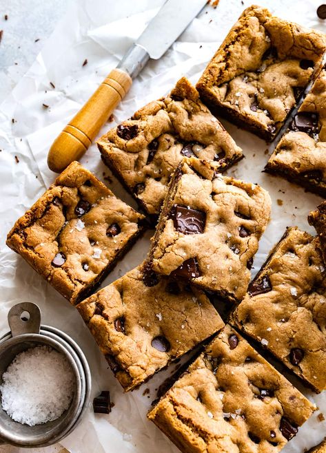 Brown Butter Chocolate Chip Cookie Bars Chocolate Chip Cookie Bar Recipe, Crispy Chocolate Chip Cookies, Brown Butter Chocolate Chip, Brown Butter Cookies, Pinch Of Yum, Brown Butter Chocolate Chip Cookies, Caramel Chocolate Chip Cookies, Cookie Cookbook, Chocolate Chip Bars