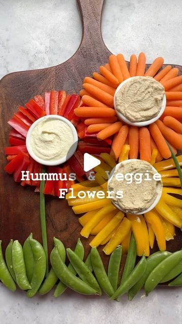 Healthy Food Facts - Tips on Instagram: "•HUMMUS & VEGGIE FLOWERS• Great content by @seecandycook. Follow her for more amazing content like this!  How cute are these VEGGIE flowers??!! Perfect for Easter or any springtime gathering! 🌺🌼🌺  I used red/yellow bell peppers and carrots for the petals. Green onions for the stems, and sugar snap peas for the grass. I then added little bowls of flavored hummus and whipped feta to dip! Healthy, delicious, & adorable is my favorite combo! 🥕😍🌺🫛🫑😋  #veggieflowers #veggietray #veggiegarden #eatyourcolors #eastertable #springtimevibes #springflowers #springgarden #funfood #funfoodideas #foodart #todayfood #bhgfood #foodvideos #foodstyling #seecandycook" Pepper Flowers Ideas, Veggie Flowers Food Art, Easter Veggie Tray Ideas, Flower Veggie Tray, Cute Veggie Tray Ideas, Veggie Flowers, Flavored Hummus, Veggie Board, Dip Healthy