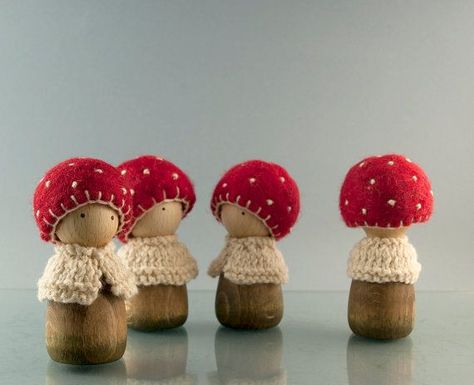 Felt Gnomes, Tovad Ull, Baby Mobil, Mushroom Crafts, Waldorf Crafts, Wood Peg Dolls, Peg People, Clothespin Dolls, Pin Doll