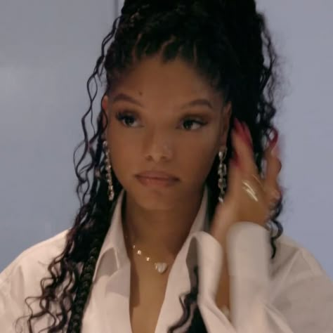 Halle Bailey Makeup Looks, Halle Bailey Side Profile, Halle Bailey Makeup, Halle Bailey Icons, Halle Bailey Style, Halle Bailey Hair, Halle Bailey Aesthetic, Black Women Celebrities, Chloe And Halle