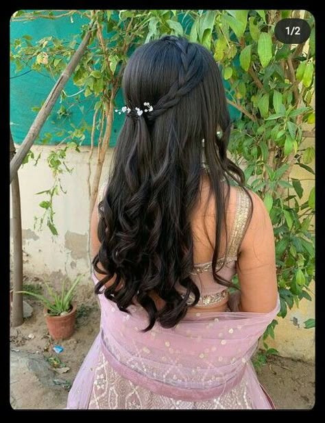 Lengha Hairstyles Short Hair, Mehendi Hairstyles Simple, Straight Hairstyles For Lehnga, Half Saare Hairstyle, Open Hair Hairstyles On Lehenga, Hairstyles In Open Hair For Wedding, Simple Hairstyles For Sangeet Function, Open Curls Hairstyles For Wedding, Teej Festival Hairstyle