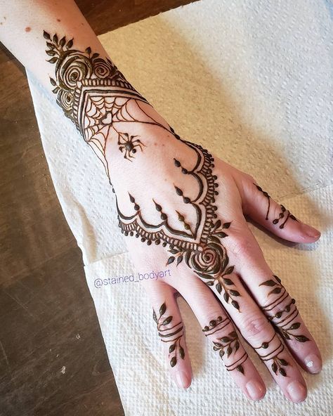 Spider Henna, Hxh Spider, Bracelet Tattoos, New Henna Designs, Diy Henna, Henna Style Tattoos, Henna Inspired Tattoos, Pretty Hand Tattoos, Modern Henna