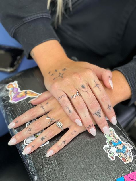 Hailey Bieber Hand Tats, Kenzie Ziegler Hand Tattoo, Crab Finger Tattoo, Tattoos On Fingers For Women, Kenzie Ziegler Tattoo, Fun Finger Tattoos, Inside Hand Tattoo, Stick And Poke Hand Tattoos, White Hand Tattoo