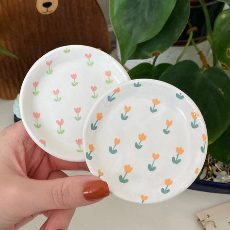 Small Flower Pottery Painting, Paint Trinket Dish, Ceramic Trinket Dish Painting Ideas, Cute Designs For Pottery, Painting Pottery Ideas Easy Flowers, Painted Pottery Jewelry Dish, Tulip Ceramic Painting, Tulips Pottery Painting, Easy Clay Bowls