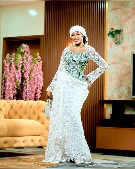 Lace Kaftan Styles, Owanbe Styles, Position Photo, Ankara And Lace, Lace Kaftan, Kaftan Styles, Stylish Naija, Classy Short Dresses, African Lace Styles