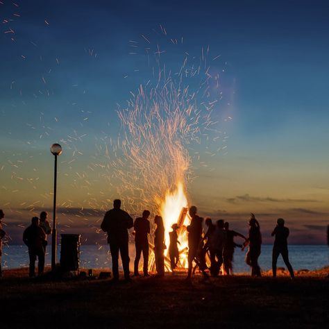 Noche de San Juan: si lo tiene, te lo da. - WeMystic Fire Night, Fun Fall Decor, Fire Animation, Weekend Party, Bonfire Night, Bad Decisions, Dark Night, City Hall, Camping Trips