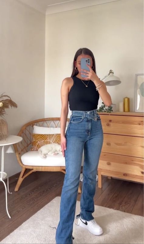 19 Year Old Outfits Style, Business Casual Airport Outfit Summer, Flared Jeans Outfit Summer, High Waist Jeans Style, Corset Fashion Outfits, Mode Zara, Uni Outfits, Casual Day Outfits, Paris Outfits