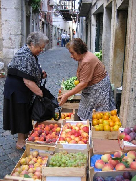 People In Market, Portugal Shopping, Portugal Culture, Portugal Market, Portugal People, Lisbon Portugal Shopping, Lisbon Portugal Photos, Italian Aesthetic, Portuguese Culture