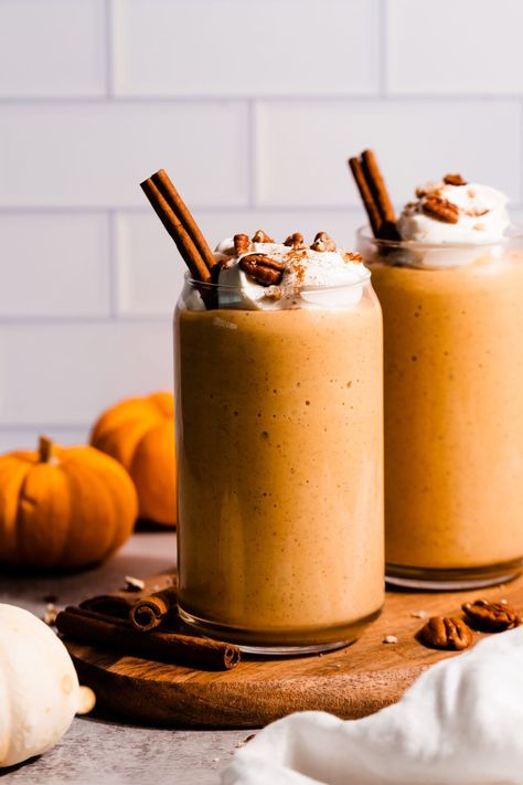 Halloween Smoothies, Pumpkin Shake Recipe, Healthy Pumpkin Smoothie, Pumpkin Smoothie Healthy, Holiday Smoothies, Pumpkin Milkshake, Pumpkin Shake, Pumpkin Smoothie Recipe, Pumpkin Drink