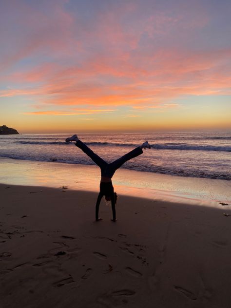 Beach Gymnastics, The Beach Sunset, Flexibility Dance, Gymnastics Videos, Gymnastics Pictures, Varadero, Dance Photos, Sunset Pictures, Handstand