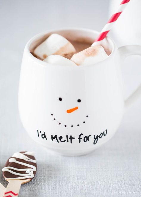 DIY snowman mug gift - get the instructions at iheartnaptime.com Snowman Mugs, Diy Mugs, Diy Snowman, Painted Mugs, Navidad Diy, Cadeau Diy, Noel Christmas, Marshmallows, Diy Christmas Gifts