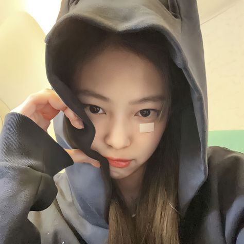 Photo Emma Watson, Black Pink Background, Lisa Rosé, Funny Doodles, Cartoon Profile Pics, Jennie Lisa, Blackpink Photos, Blackpink Jennie, Girl Crush