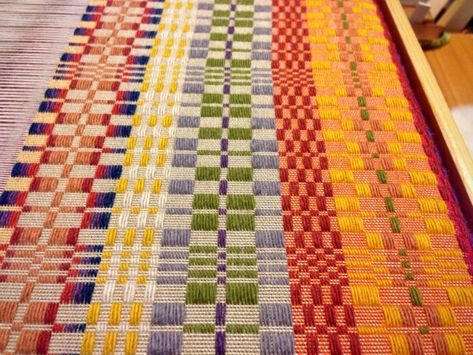 Colorful Fårö wool is used for the monksbelt pattern weft. Weaving Overshot Patterns, Monksbelt Weaving, Overshot Weaving Patterns, Overshot Weaving, Weave Structures, Scandinavian Quilts, Swedish Weaving Patterns, Navajo Rug, Weaving Ideas