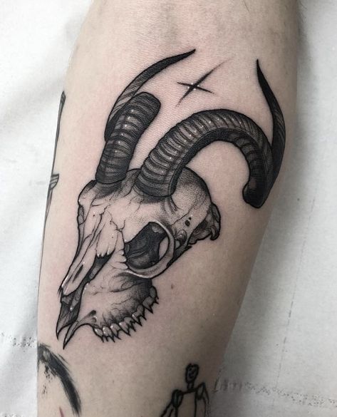 Tattoo Ideas Summer, Dark Tattoo Ideas, Gotik Tattoo, Emo Tattoos, Grunge Tattoo, Goth Tattoo, Scary Tattoos, Animal Skull, Creepy Tattoos