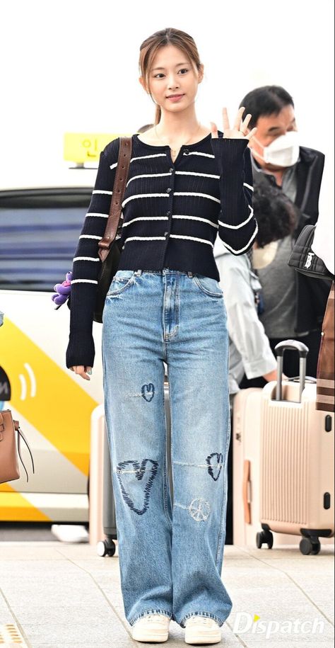 Airport Fashion Kpop, Korean Airport Fashion, Famous Outfits, Fashion Sketches Dresses, Airport Fashion, Easy Trendy Outfits, Asian Outfits, 가을 패션, Kpop Fashion Outfits