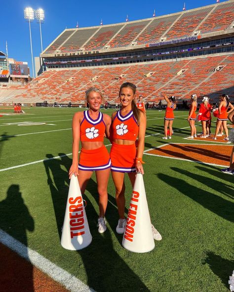 College Cheer Poses, Clemson Cheerleaders, Tcu Cheerleaders, Softball Cheer, Cheer Pics, School Cheer, High School Cheer, College Cheer, Cheer Ideas