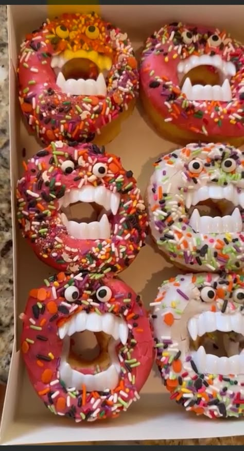 Halloween Donuts, Halloween Breakfast, Halloween Fest, Easy Halloween Food, Halloween Food Treats, Vampire Teeth, Halloween Baking, Halloween Bash, Pumpkin Party