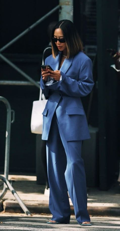 Elegant Colorful Outfit, Modern Blue Winter Blazer, Blue Suit Women Aesthetic, Luxury Blue Pantsuit For Office, Classic Tailored Blue Sets, Luxury Tailored Blue Pantsuit, Women In Suits Aesthetic, Look Working Girl, Woman Suit Fashion