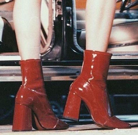 Fotografi Vintage, 70s Aesthetic, I'm With The Band, Mode Inspo, Winter Mode, Chunky Boots, Red Aesthetic, Retro Aesthetic, Mode Vintage