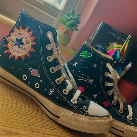 Diy Converse, Converse Embroidery, Cool Converse, Lily Calloway, Converse Design, Painted Converse, Regnul Animal, Embroidered Converse, Diy Vetement